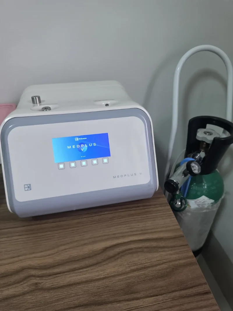 Gerador de ozônio medicinal Philozon Medplus V ao lado do cilindro de oxigênio